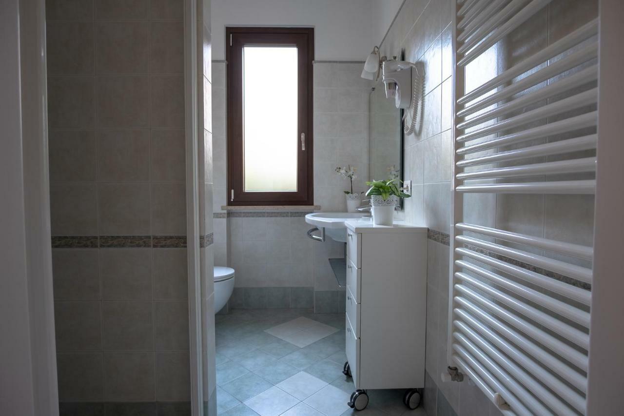 Casa Mary Due - Trilocale Con Giardino Privato A Due Passi Dal Lago Sirmione Zewnętrze zdjęcie